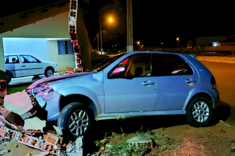 Homem em estado de embriaguez colide em muro de residência em Chapadão do Sul