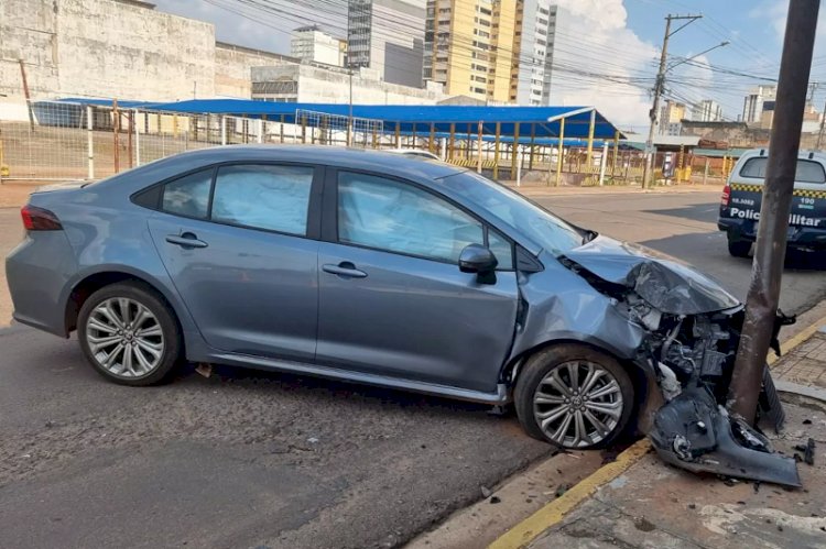 Médico cochila ao volante e bate Corolla em poste na Calógeras