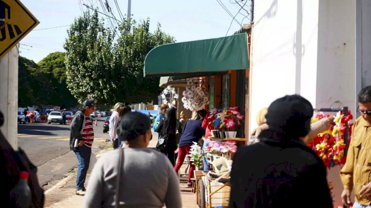 Frio atrapalha e ambulantes vendem menos nos cemitérios de Campo Grande