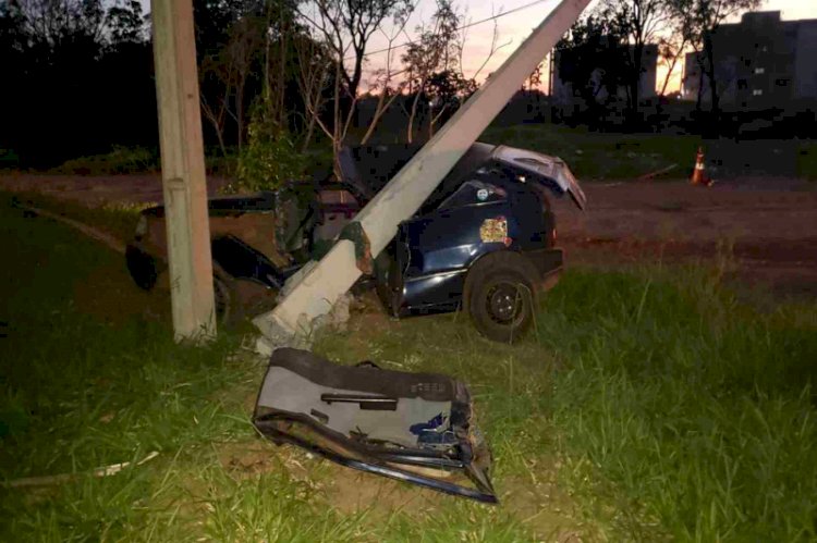 Trio é detido após cometer assaltos e destruir carro em poste durante perseguição