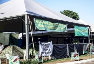 Manifestação segue em frente ao CMO, com poucas pessoas e viatura da PM no local