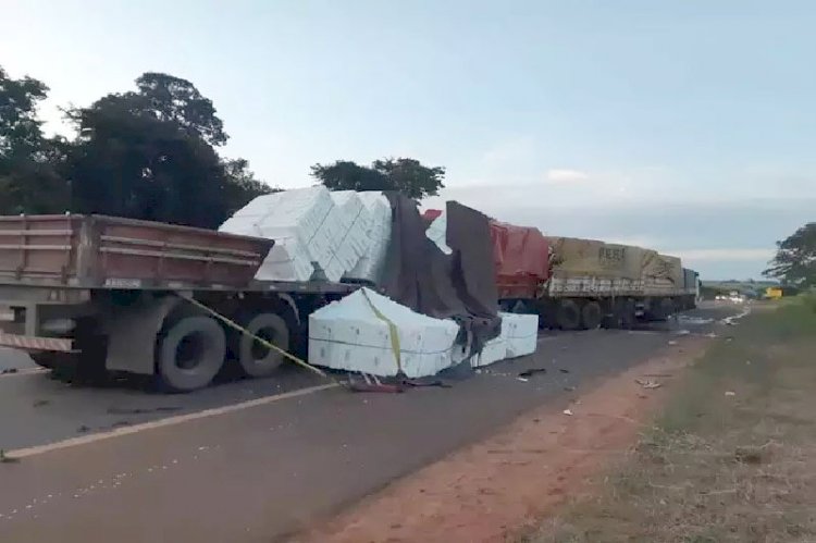 Engavetamento mata motorista de carreta na BR-158