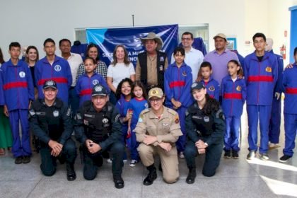 Pela primeira vez, Prefeitura adquire e entrega agasalhos uniformes para crianças e adolescentes dos SCFV de Três Lagoas