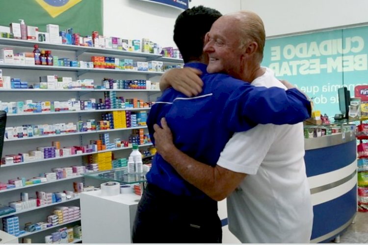 O homem do abraço solidário agora precisa do seu