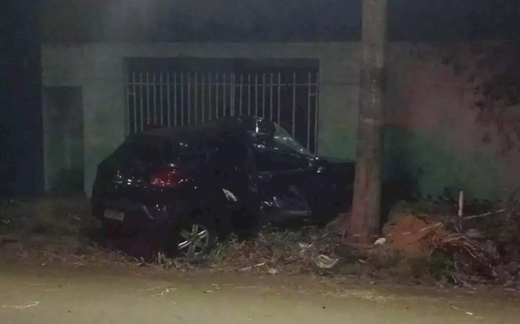 Mulher pega carro após ser agredida pelo marido e morre ao bater em poste